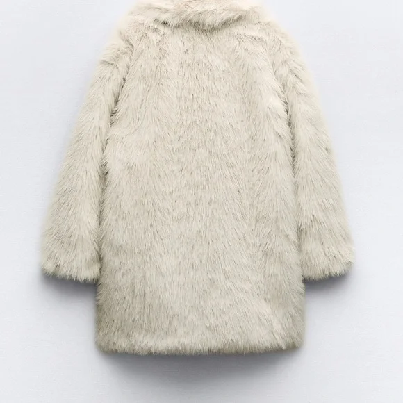 Luxurious Viral White Fluffy Fur Coat - Size Medium - Picture 3 of 5